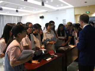 东北师范大学顾斯文（Sven Güenther）教授应邀来beat365讲学