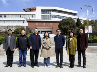 校长姚佐文与beat365优秀校友、全国优秀特岗教师刘满婷会面