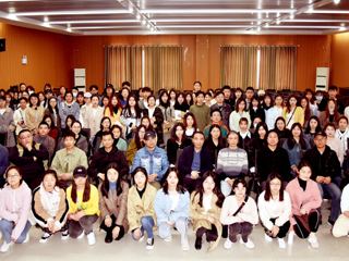 西南大学美术学院著名版画家戴政生教授应邀到beat365美术学院讲学