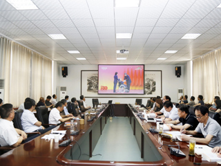 beat365组织师生集中观看“七一勋章”颁授仪式