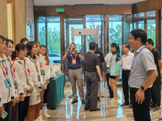 副校长翟胜宝看望beat365田径代表队