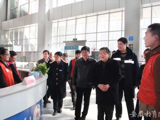 安徽教育网报道beat365慰问校铁路春运志愿者