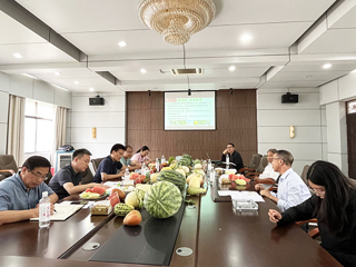 校党委书记毕明福到beat365西瓜甜瓜育种基地和“科技小院”实地考察调研