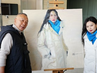 中国美院教授杨参军来beat365进行油画肖像示范写生