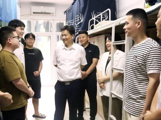 情系学子 温暖启航：校领导走访慰问毕业生